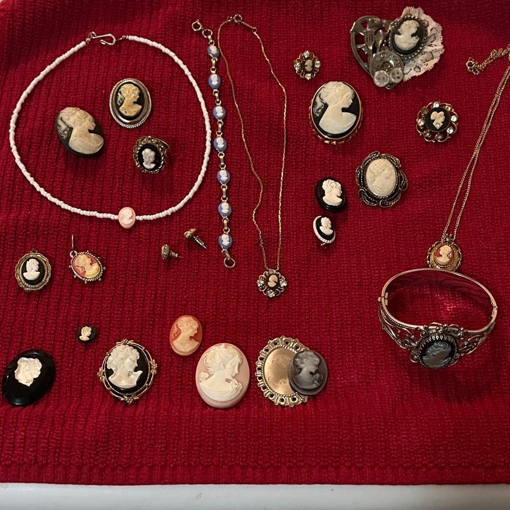 Cameo pendant collection